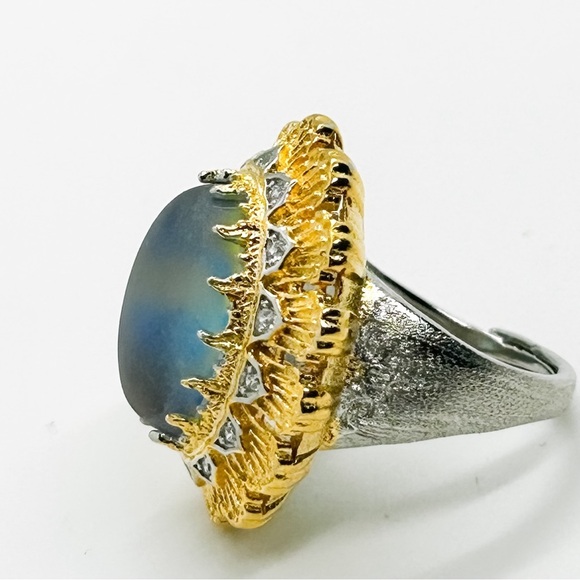 NWOT Gorgeous large cocktail ring with blue stone adjustable size - Picture 14 of 15